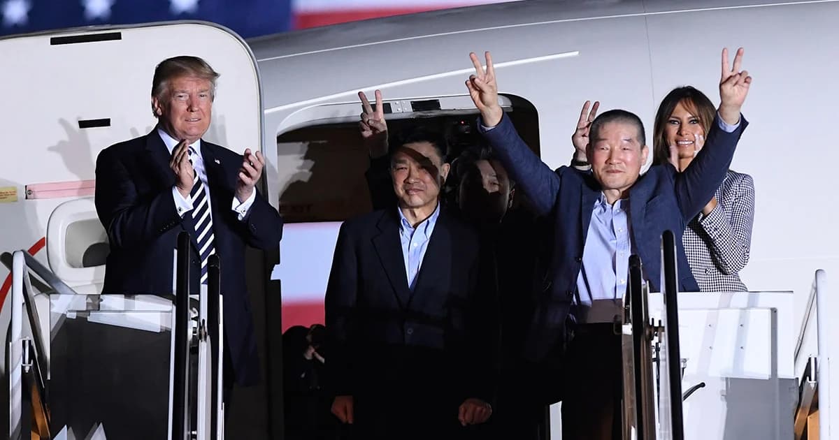 ทรัมป์ต้อนรับชาวอเมริกันกลับบ้าน หลังเกาหลีเหนือให้อิสรภาพ