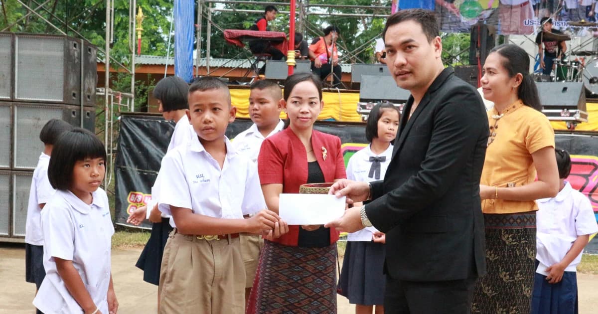 หนุ่มใจงามทำธุรกิจรุ่ง กลับบ้านเกิดยโสธร แจกทุนเด็กยากไร้กว่า 6 แสนบาท