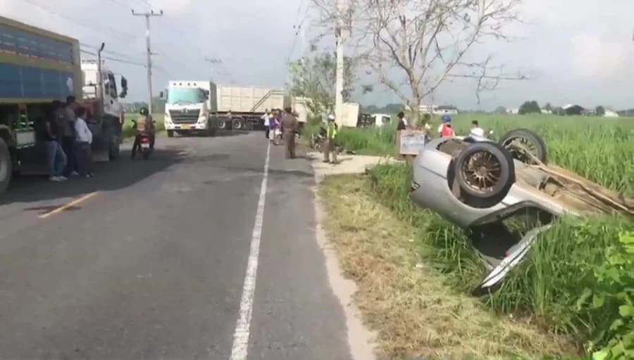 เก๋งแซงจยย.ไม่พ้น ชนพ่วง 18 ล้อเสียชีวิต 2 ราย