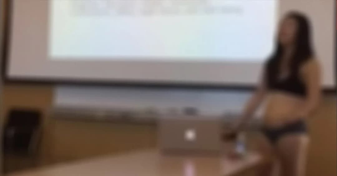 นักศึกษาสาวเปลื้องผ้า นำเสนอธีสิส เหตุไม่พอใจ อาจารย์ติง นุ่งยีนส์สั้น