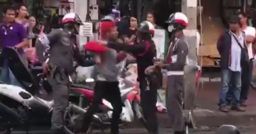 อ้างอากาศร้อน! หนุ่มต่อยตำรวจ ถูกจับไม่ใส่หมวกกันน็อก