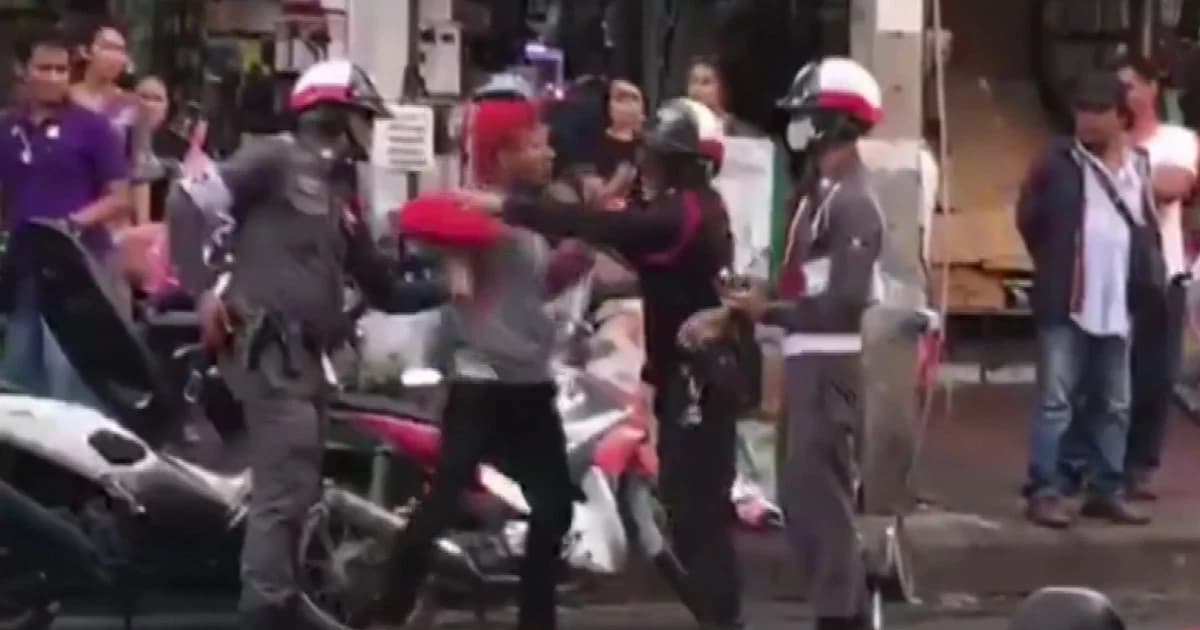 อ้างอากาศร้อน! หนุ่มต่อยตำรวจ ถูกจับไม่ใส่หมวกกันน็อก