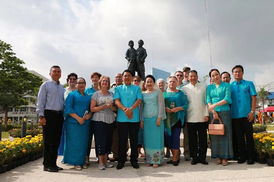 ทายาทแฝดสยาม อิน-จัน จากสหรัฐฯ เยือนเเผ่นดินบรรพบุรุษ