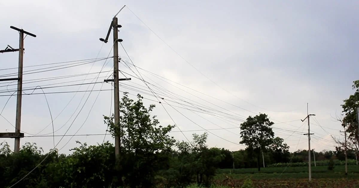 โคราชฝนตกหนัก-ลมแรง ทำเสาไฟหักเสียหาย ปชช.บ้านพังไร้ที่อยู่