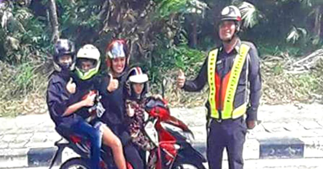 ป้ายรณรงค์ สวมหมวกกันน็อก แต่ จยย.ซ้อน 4