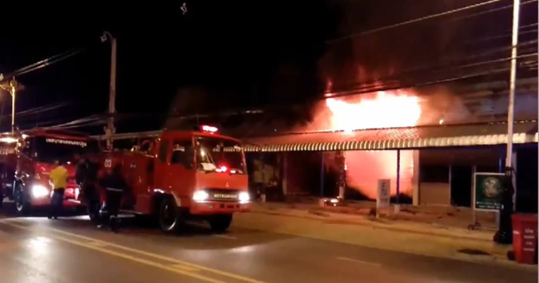 ระทึก ! ไฟไหม้เผาห้องเช่า วอดเกือบ 10 หลัง คาดไฟฟ้าลัดวงจร