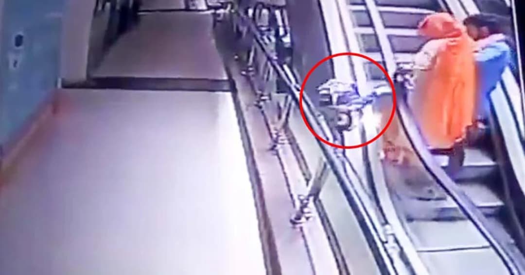 คลิปแม่อินเดียมัวเซลฟี่ ทำลูก 10 เดือนหลุดมือ ตกบันไดเลื่อน