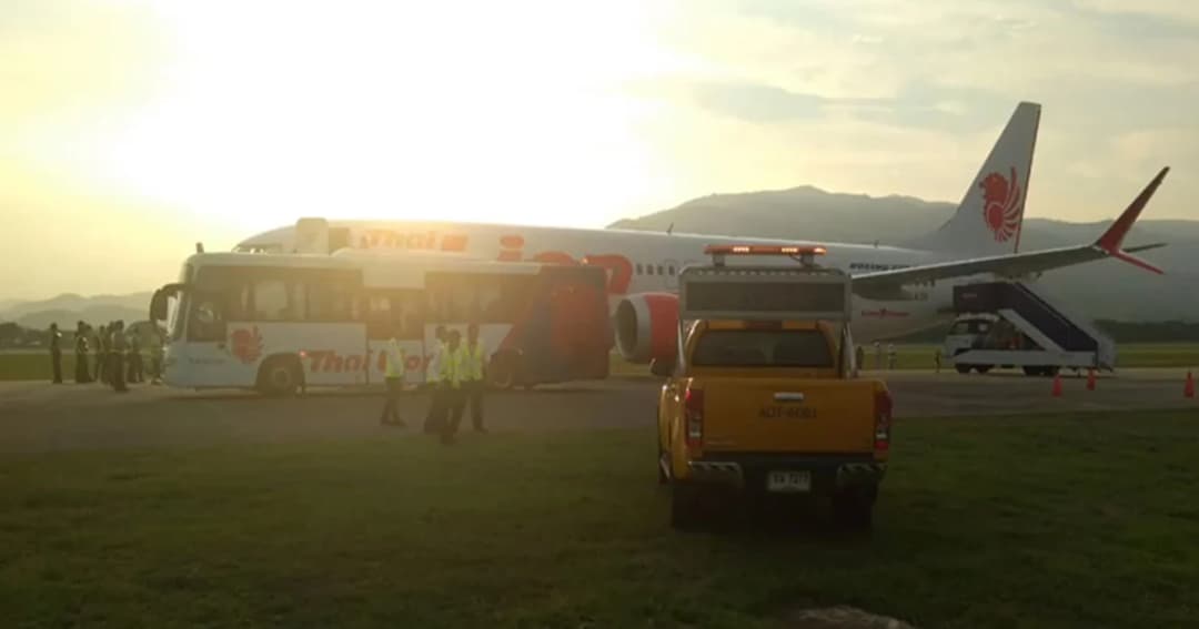 ระทึก ! เครื่องยนต์ไทยไลอ้อนแอร์ระเบิด 169 ชีวิตลงจอดฉุกเฉิน