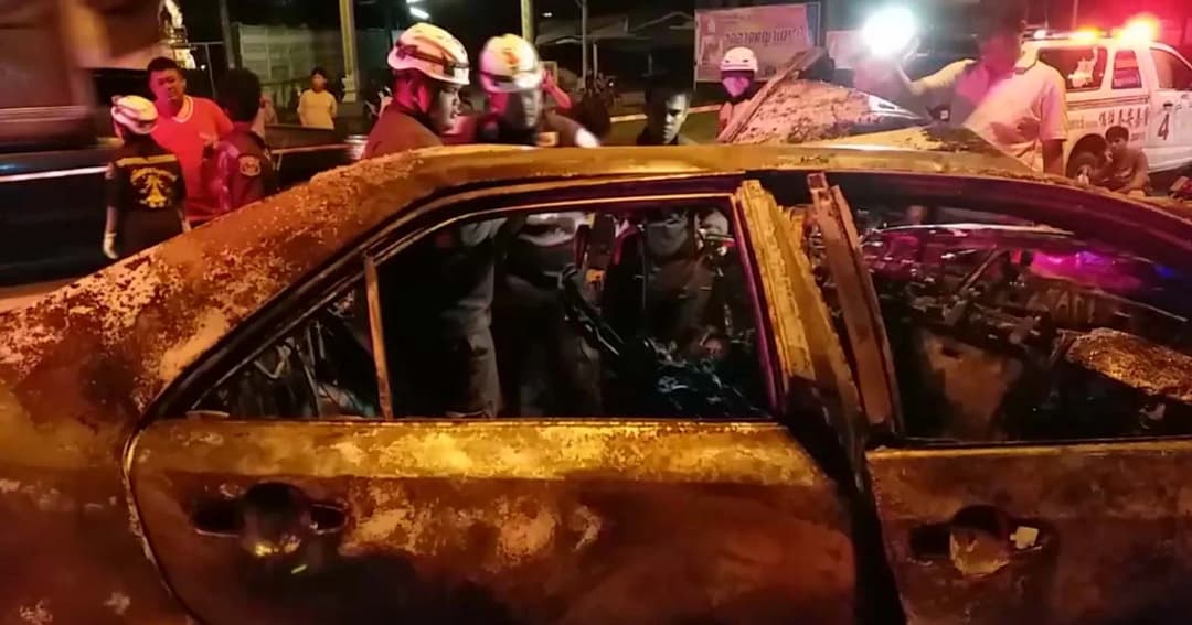 ไมล์ค้าง 180 ! วัยรุ่นซิ่งเก๋งชนเสาไฟฟ้า ย่างสด 2 ศพ นครปฐม