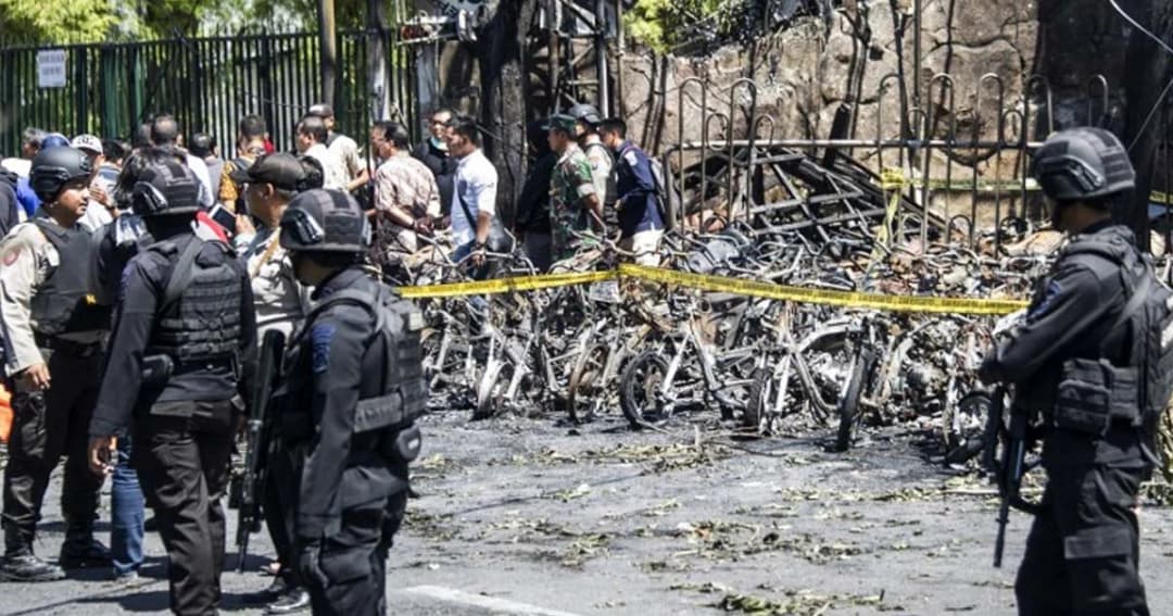 เผยโจมตีโบสถ์อินโดฯ พ่อแม่พาลูกบึ้มฆ่าตัวตาย-ไอซิสอ้างอยู่เบื้องหลัง