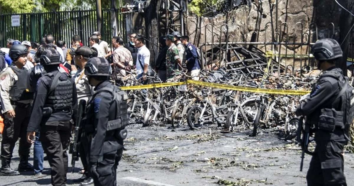 เผยโจมตีโบสถ์อินโดฯ พ่อแม่พาลูกบึ้มฆ่าตัวตาย-ไอซิสอ้างอยู่เบื้องหลัง