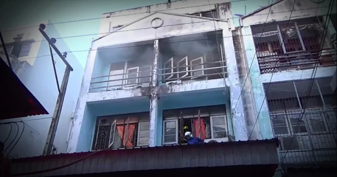 เพลิงไหม้ตึกแถวย่านพระราม 2 โชคดีช่วยหญิงเจ้าของบ้านออกมาได้