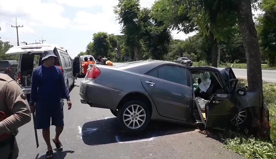 เก๋งเฉี่ยวชนกระบะ เสียหลักชนต้นไม้ตาย 1 เจ็บ 2 ที่ประจวบคีรีขันธ์