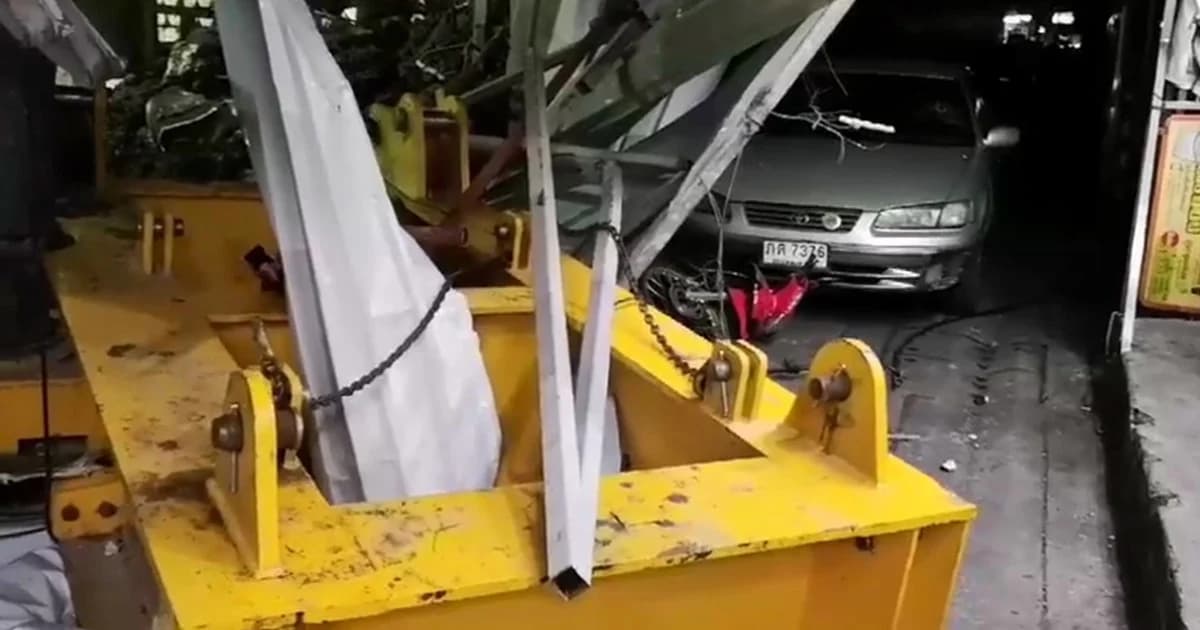 เครนก่อสร้างถล่ม! ย่านราชวิถี เจ็บ 3 ราย รถเสียหาย 2 คัน