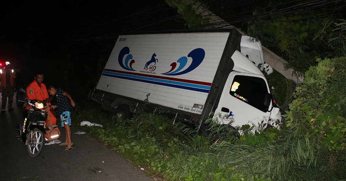 รถ 6 ล้อ พุ่งชนเสาไฟฟ้าหัก ไฟดับครึ่งเมือง คนขับสาหัส