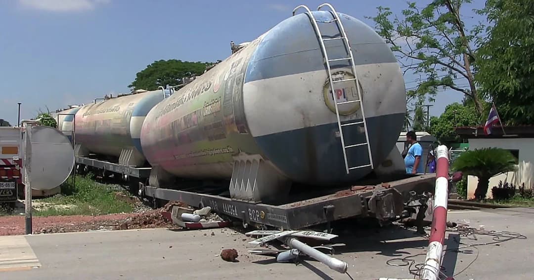 ‘รถไฟบรรทุกปูน’ ตกราง ชนเครื่องกั้นพังยับ ที่ จ.พิษณุโลก