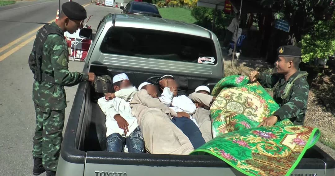 ไม่เนียน ! จับ 7 เมียนมาแต่งชุดมุสลิม หวังแหกด่านระนอง