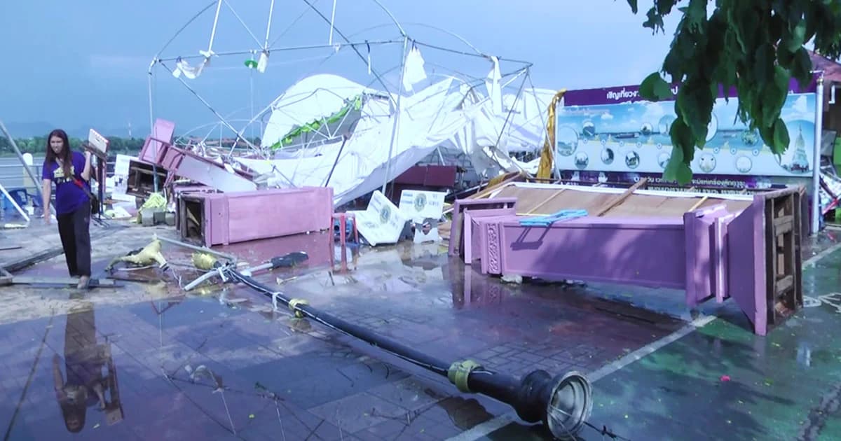 พายุหรือสงคราม ! ฝนถล่มนครพนมพังยับ