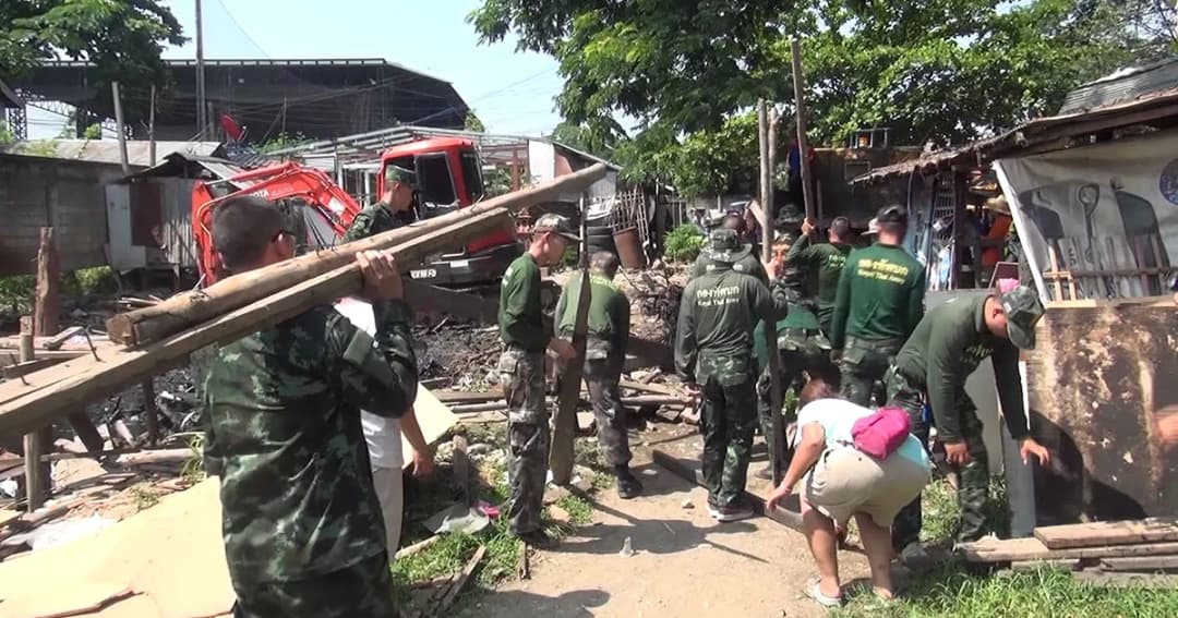 ทหารลุยรื้อบ้าน 57 หลัง รุกคลองแม่ข่า ชาวบ้านโอดไร้ที่อยู่