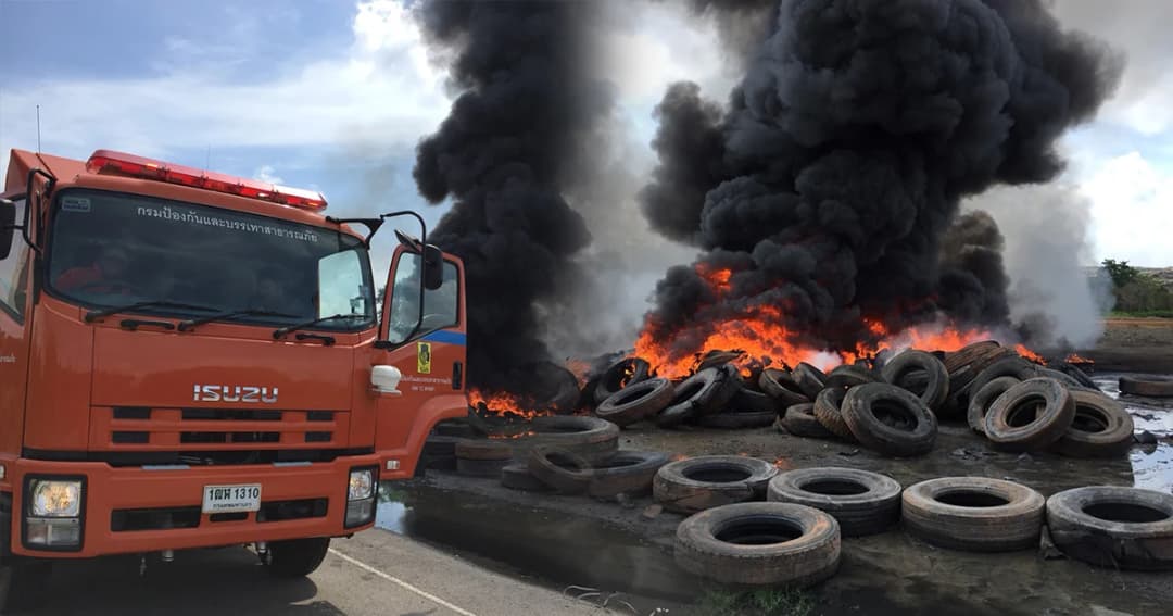 ระทึก ! ไฟลุกโชนไหม้ยางรถยนต์เก่ากว่า 100 เส้น ใกล้บ่อขยะ ทน.หาดใหญ่