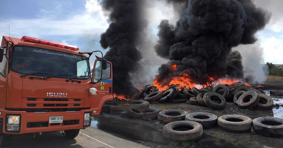 ระทึก ! ไฟลุกโชนไหม้ยางรถยนต์เก่ากว่า 100 เส้น ใกล้บ่อขยะ ทน.หาดใหญ่