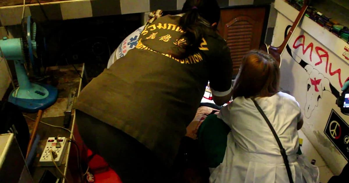 พบศพ นศ.หนุ่ม คาห้องพัก คาดคว้ามีดปักคอตัวเองดับ จากการเครียดสะสม