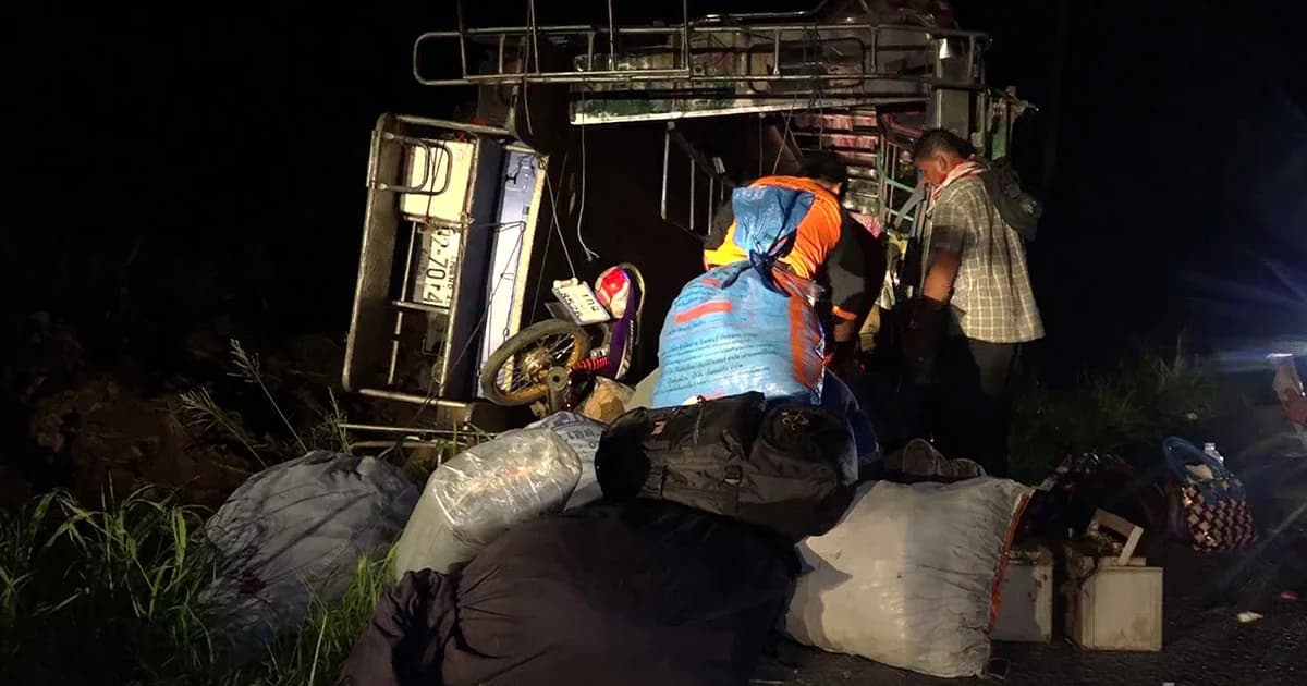 เหมารถหกล้อกลับอีสานไปทำนา โชว์เฟอร์หลับในคว่ำเจ็บ 21 ราย