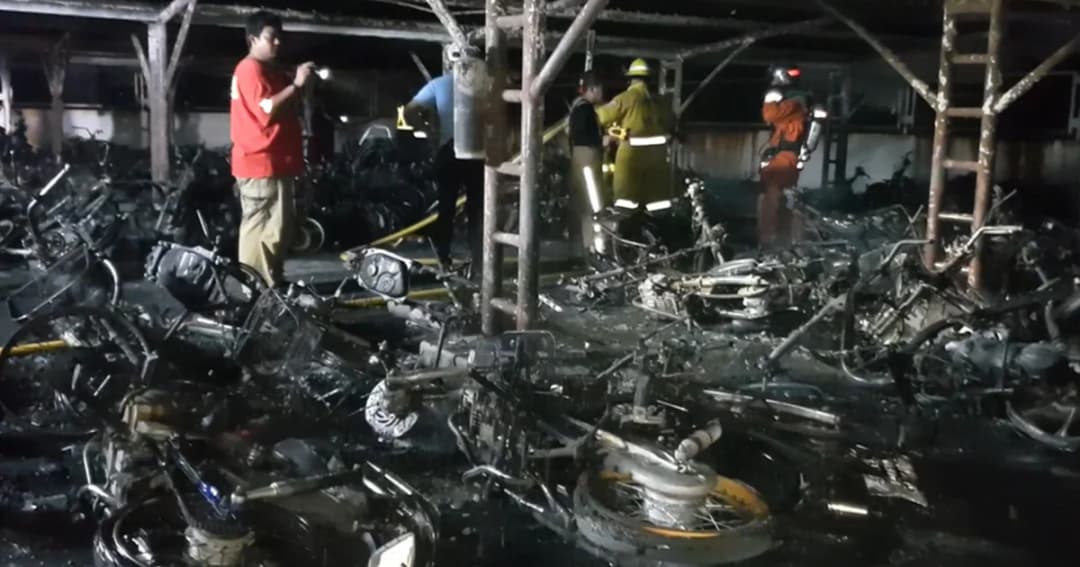 วอดไม่เหลือ ! ไฟไหม้โรงจอดรถจยย. บริษัทดัง เสียหาย 120 คัน