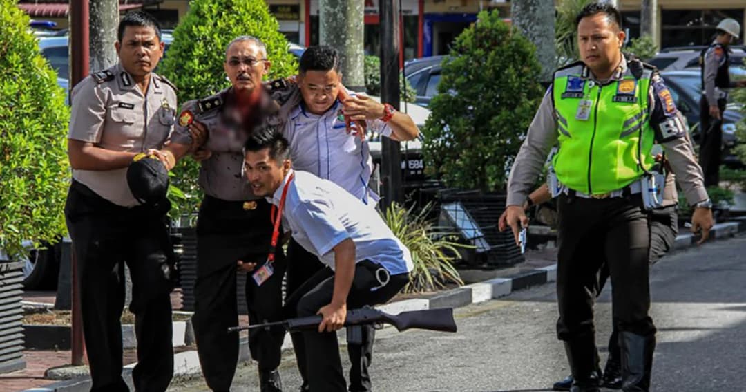 ตร.วิสามัญฯ 4 มือดาบซามูไร บุก สนง.ตำรวจบนเกาะสุมาตรา จนท.ดับ 1 นาย