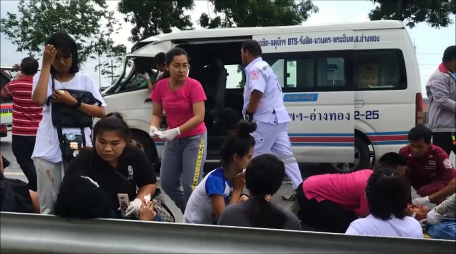 รถตู้โดยสารพุ่งชนท้ายรถพ่วงที่อยุธยา ผู้โดยสารเจ็บ 11 คน