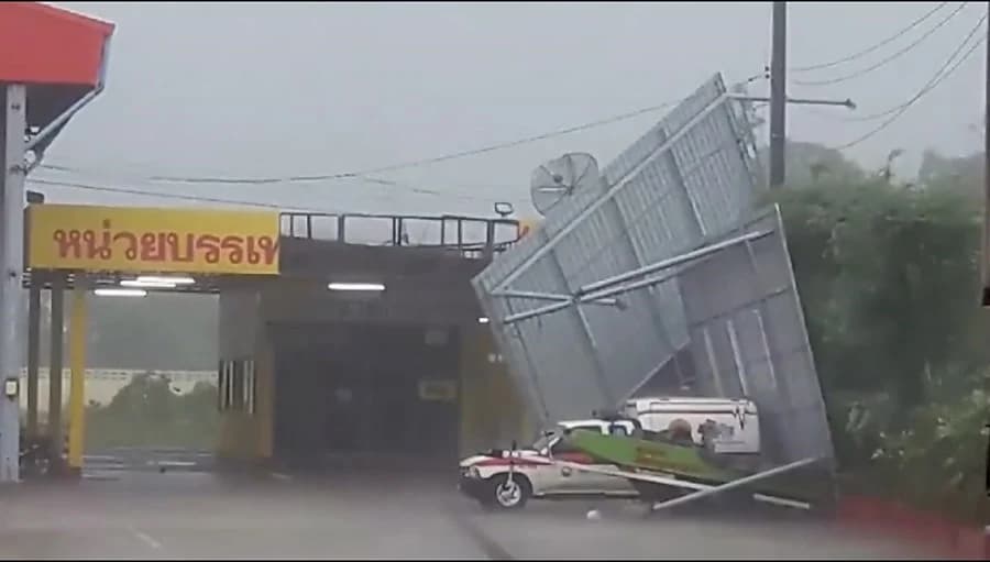 พายุฝนถล่มสกลนคร นานนับชั่วโมงเสียหายหนักหลายพื้นที่