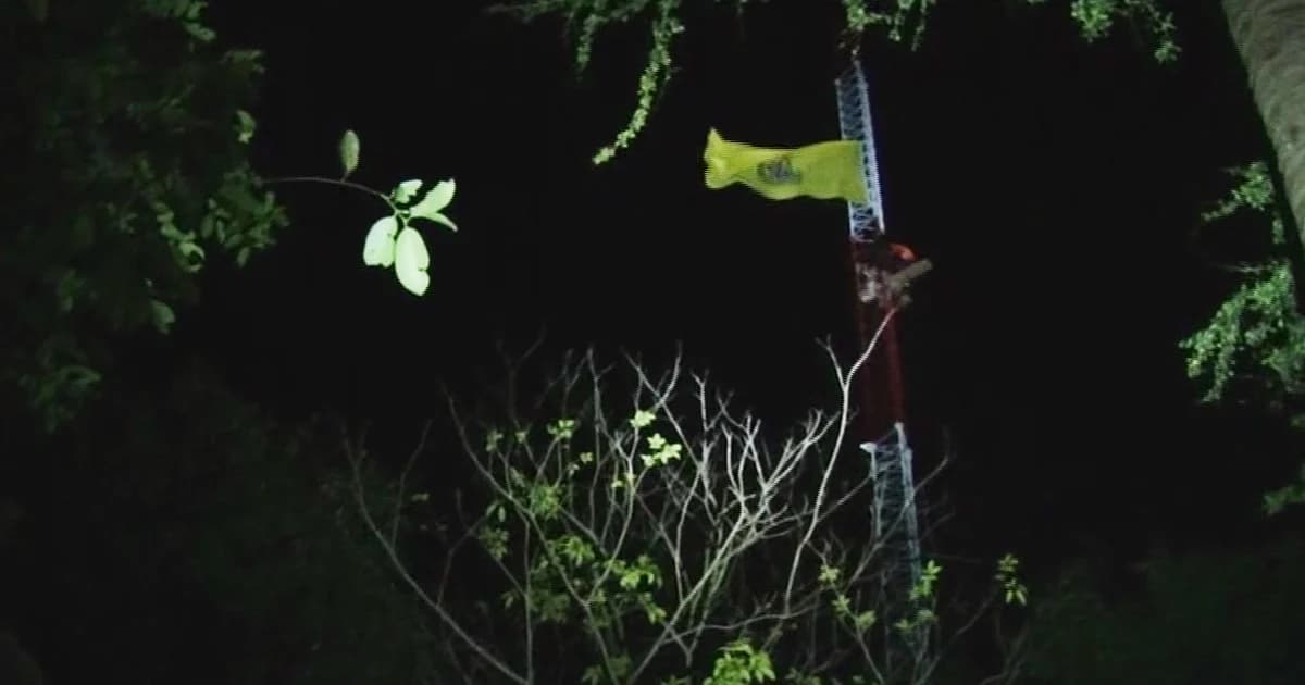 เริ่มล้า ! พระปีนเสาไฟ 11 ชม.ยังไม่ยอมลง ด้าน จนท.ยุติการช่วยเหลือในคืนนี้