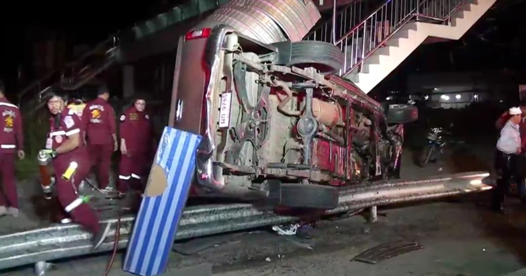 กระบะขนยา พุ่งชนสะพานลอยพังยับ ยึดไอซ์-ยาบ้ากว่า 6 พันเม็ด