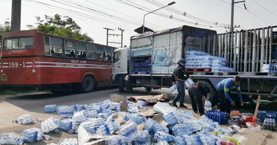 รถเมล์พุ่งชนรถบรรทุกน้ำ ผู้โดยสารเจ็บ 14 ราย