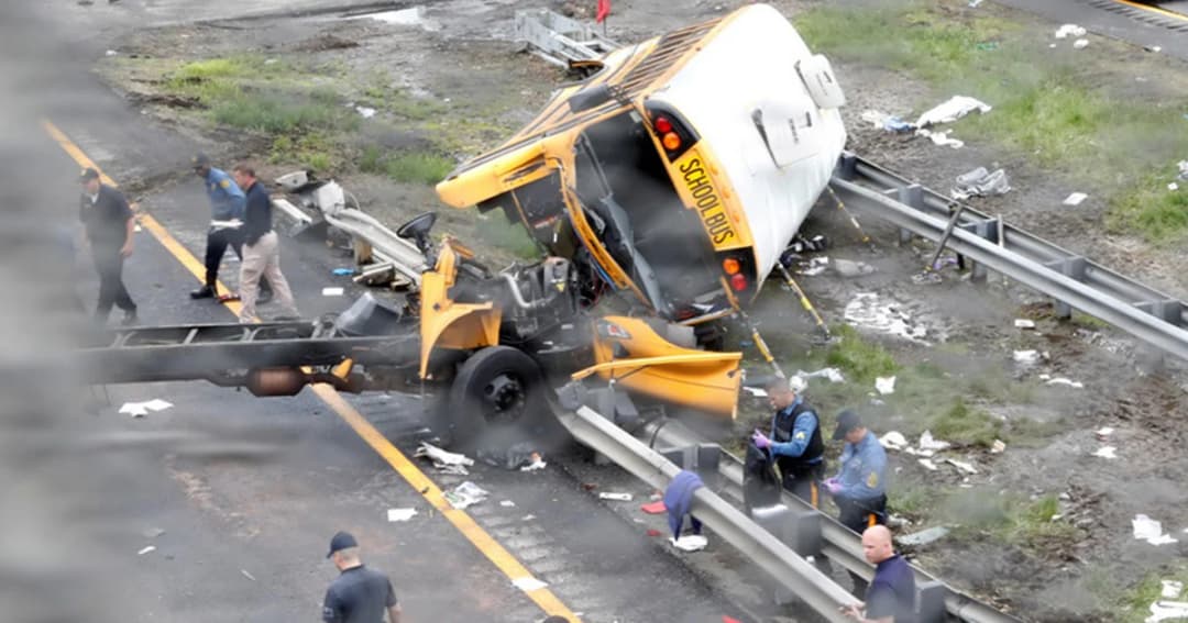 สลด! รถโรงเรียนในสหรัฐฯ พุ่งชนรถบรรทุก ครู-นร. ดับ 2 เจ็บ 40 ราย