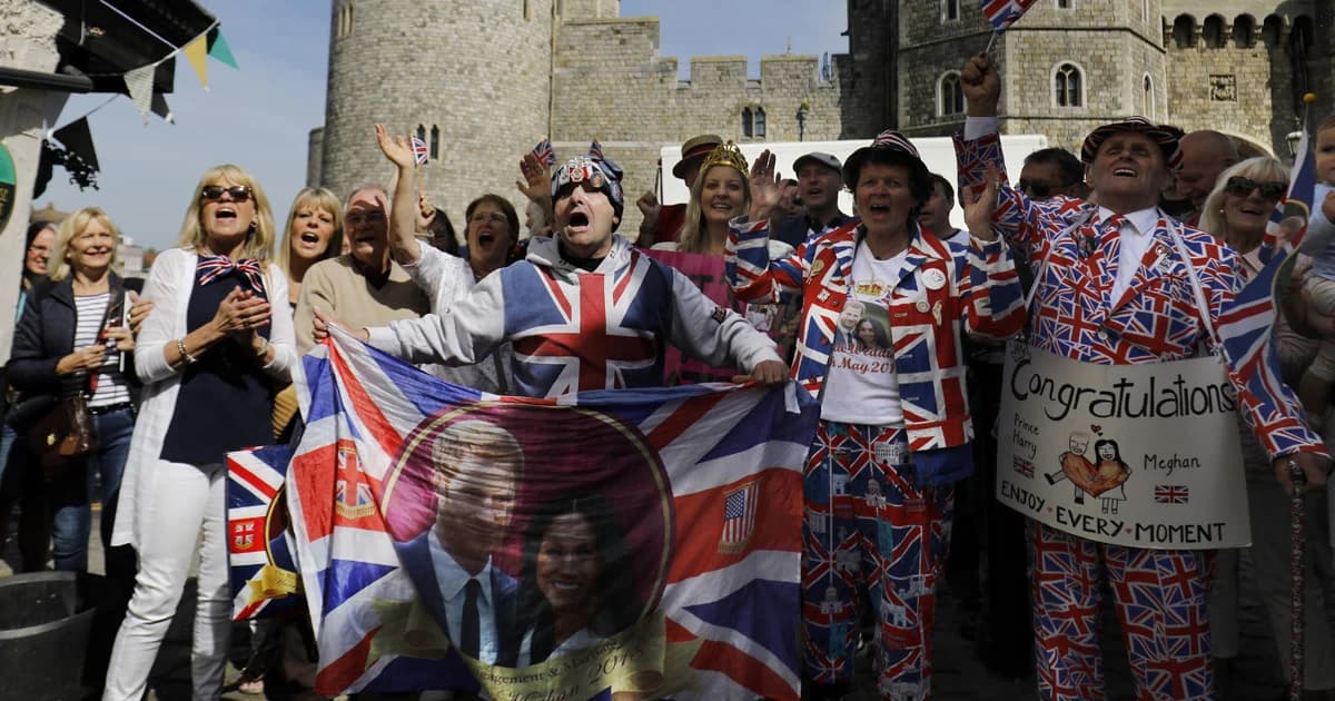 ชาวอังกฤษตื่นเต้น ! จับจองพื้นที่ รอฉลองพิธีเสกสมรส ‘เจ้าชายแฮร์รี-เมแกน’