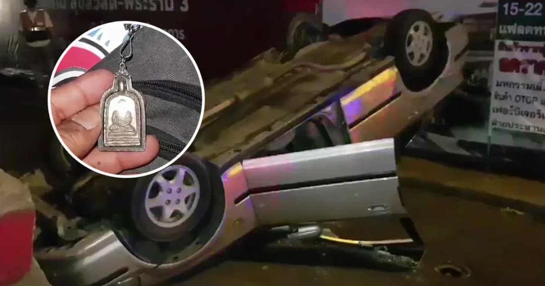 รอดตายหวุดหวิด! หนุ่มขับเก๋งถูกรถพ่วงชนท้าย เสียหลักพลิกคว่ำหงายท้อง