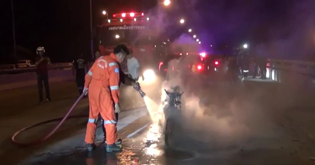 รอดตายหวุดหวิด ! ไฟลุกไหม้จยย.โจ๋วัย 18 วอด ขณะซิ่งไปบ้านเพื่อน