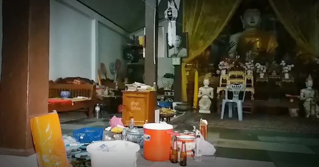 ชาวบ้านฮือไล่ ! เจ้าอาวาสวัดดัง ล้อมวงดื่มเหล้ากับสาวกลางวิหาร