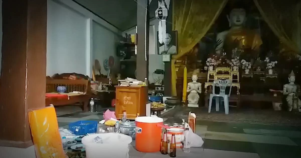 ชาวบ้านฮือไล่ ! เจ้าอาวาสวัดดัง ล้อมวงดื่มเหล้ากับสาวกลางวิหาร