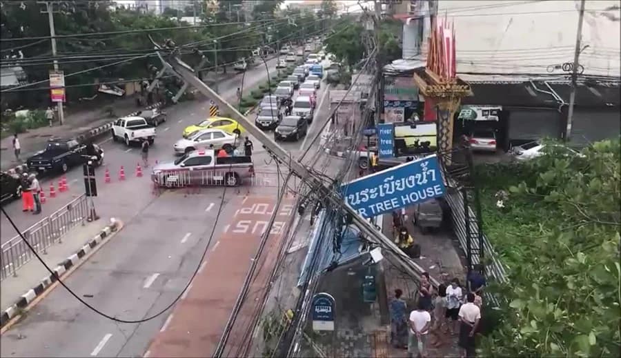พายุพัดกระหน่ำนนทบุรี เสาไฟฟ้านับ 10 ต้น ล้มขวางถนน ไฟฟ้าดับเป็นวงกว้าง