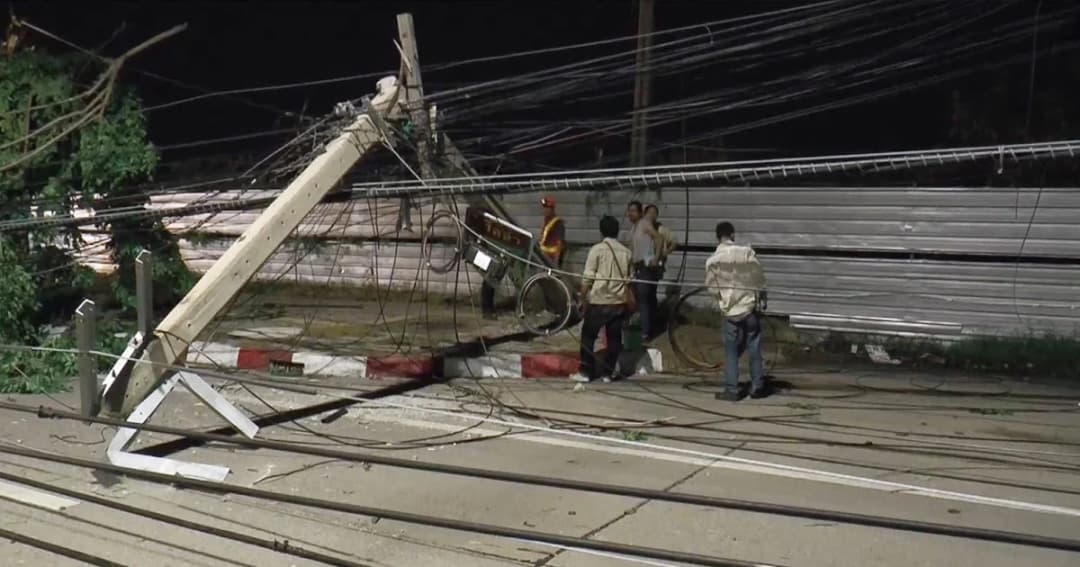 เร่งซ่อมเสาไฟหักโค่น 15 ต้น คาดจ่ายไฟปกติเช้านี้