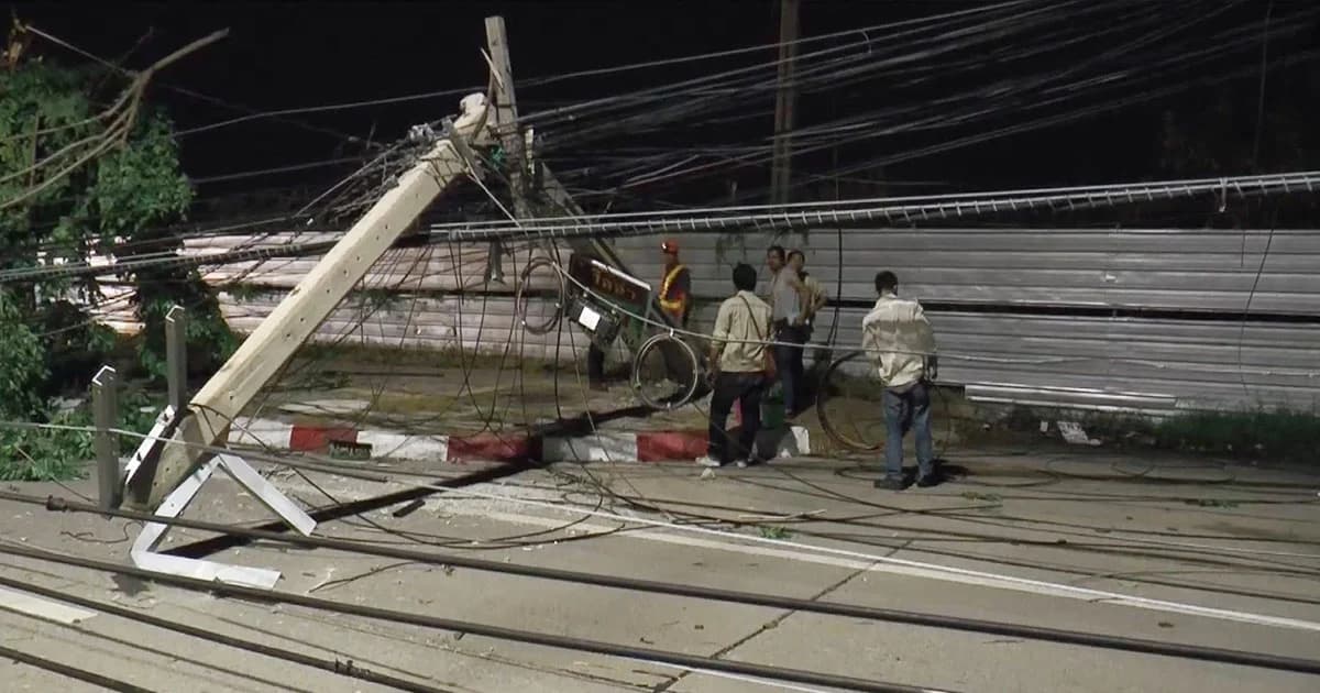 เร่งซ่อมเสาไฟหักโค่น 15 ต้น คาดจ่ายไฟปกติเช้านี้