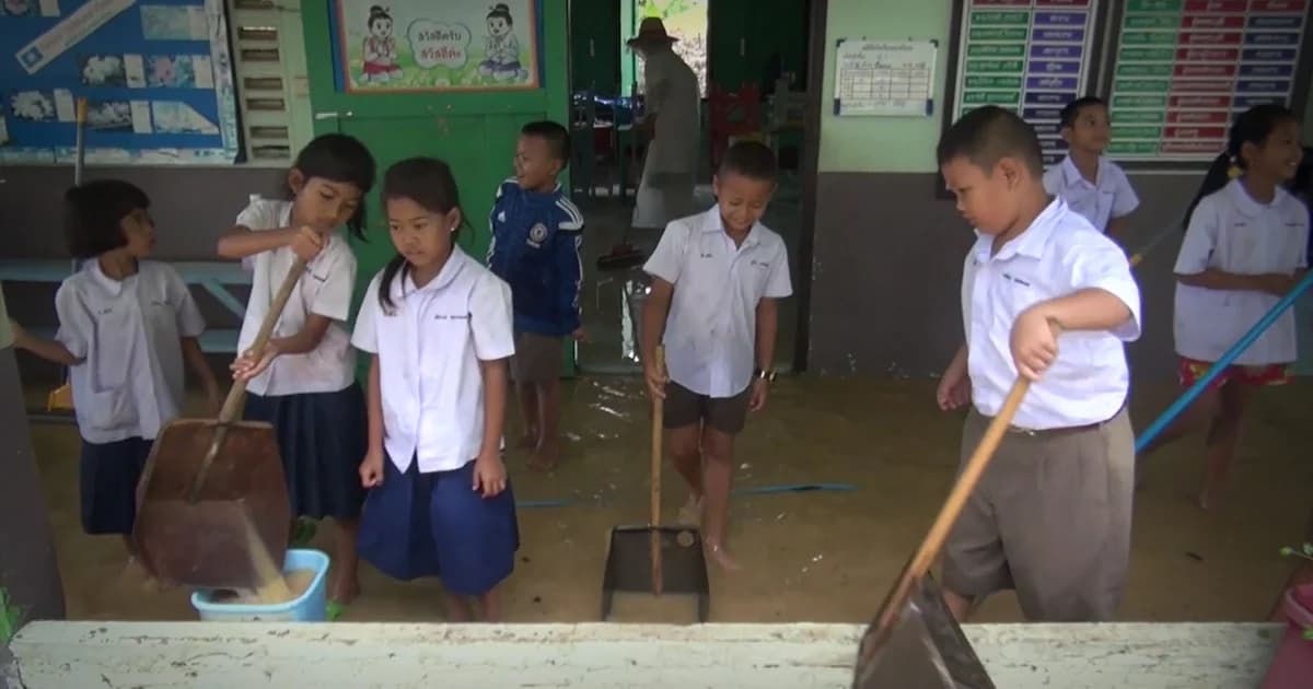 พายุซัดอ่วม ! ครู-นักเรียน ช่วยกันวิดน้ำออกจากอาคารเรียน