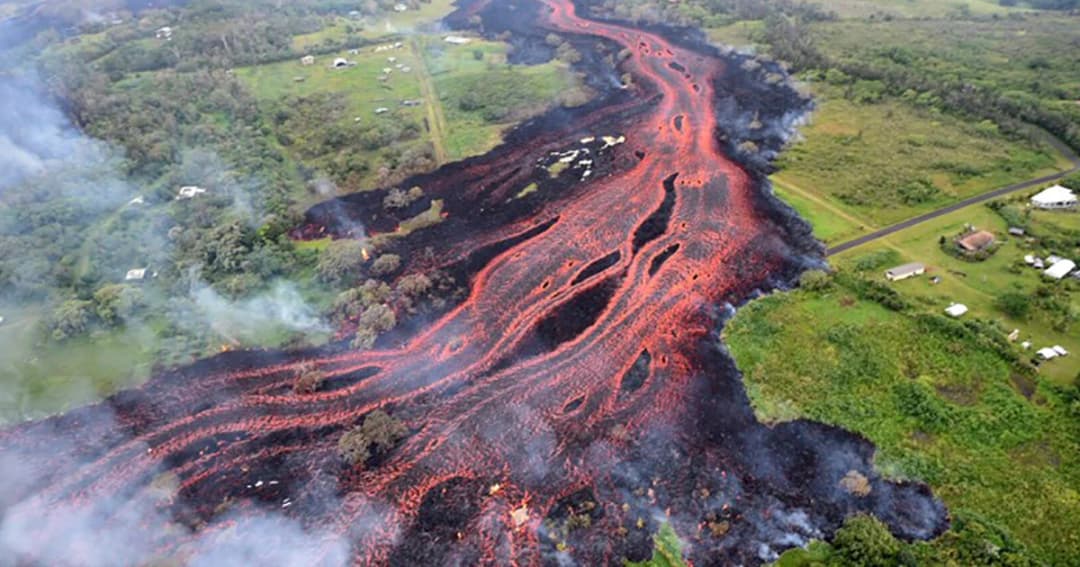 ลาวาภูเขาไฟฮาวายไหลลงทะเล สร้างหมอกพิษอันตรายต่อ ปชช.