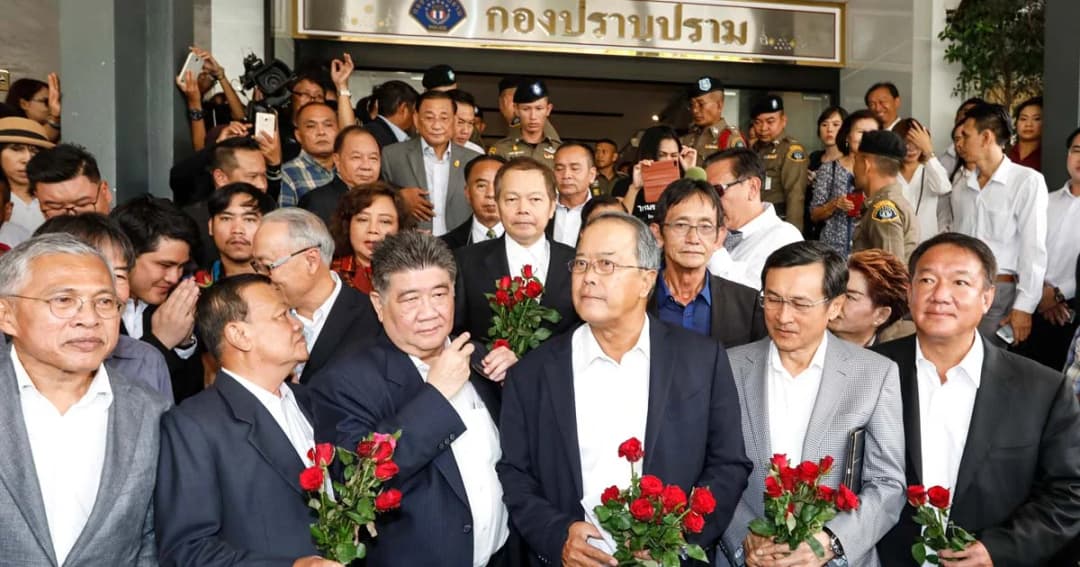 8 แกนนำเพื่อไทยรับทราบข้อหา-ท้าคสช.ลงเลือกตั้งให้ปชช.ตัดสิน 4 ปีดีจริง?