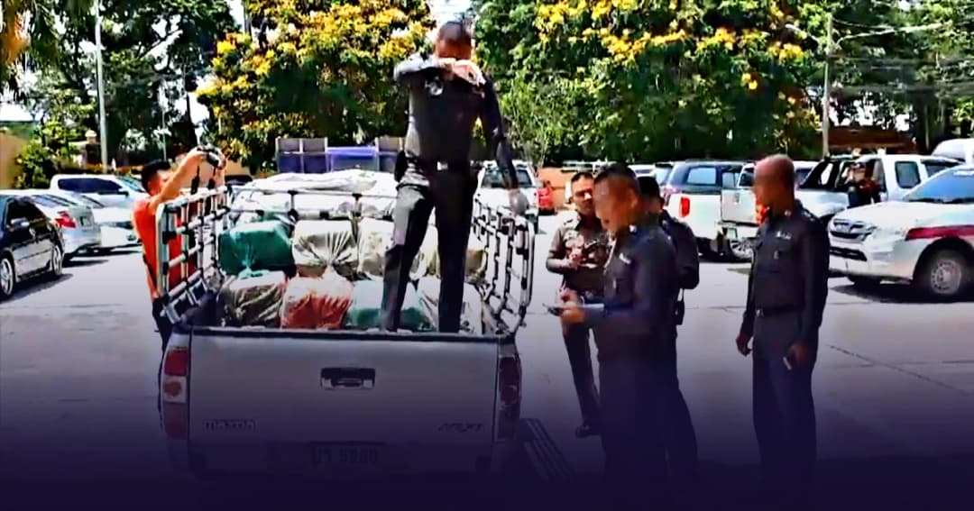 รถกระบะ ยางระเบิด จอดอยู่กลางถนน ตร.เข้าตรวจสอบ พบยาบ้ากว่า 10 ล้านเม็ด