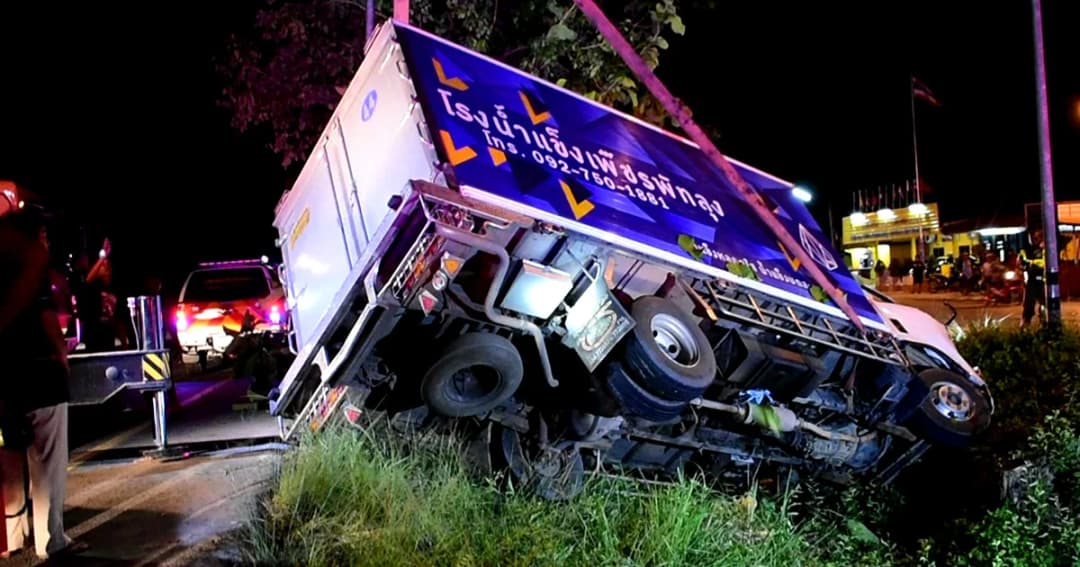 หกล้อขนน้ำแข็ง เสยท้ายเทรลเลอร์ พลิกคว่ำ ดับ 1 สาหัส 2 ราย