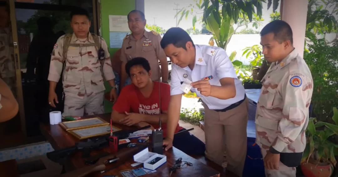 รวบหนุ่มเฝ้ารีสอร์ทเปิดขายปืนออนไลน์ จับตรวจพบฉี่ม่วง