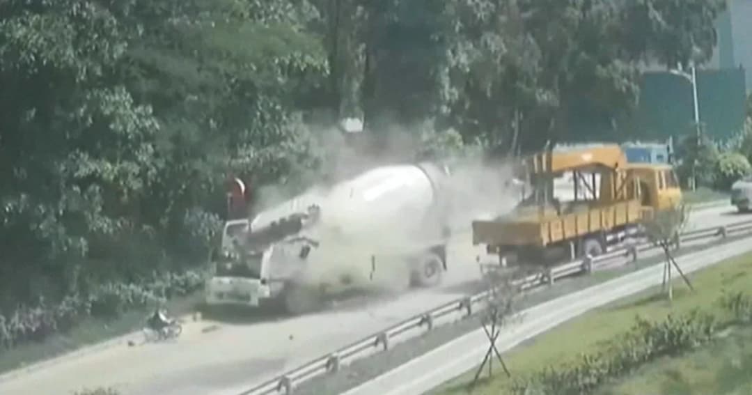 ตะขอเครนรถบรรทุกในจีนหลุด เหวี่ยงฟาดจักรยาน-รถปูน เจ็บ 1 ดับ 1